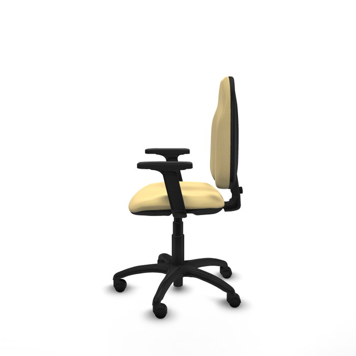 Chaise de bureau Algarra avec mécanisme de contact permanent de base, revêtue de similicuir couleur crème. Équipée d'un piètement en polyamide noir, d'accoudoirs 2D et de roulettes en nylon de 50 mm
