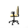 Chaise de bureau Algarra avec mécanisme de contact permanent de base, revêtue de similicuir couleur crème. Équipée d'un piètement en polyamide noir, d'accoudoirs 2D et de roulettes en nylon de 50 mm
