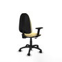 Chaise de bureau Algarra avec mécanisme de contact permanent de base, revêtue de similicuir couleur crème. Équipée d'un piètement en polyamide noir, d'accoudoirs 2D et de roulettes en nylon de 50 mm