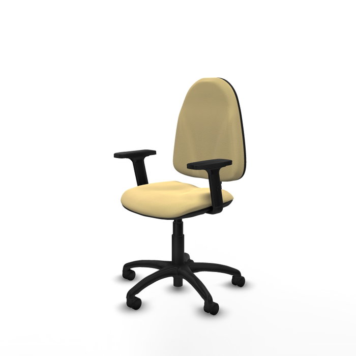 Chaise de bureau Algarra avec mécanisme de contact permanent de base, revêtue de similicuir couleur crème. Équipée d'un piètement en polyamide noir, d'accoudoirs 2D et de roulettes en nylon de 50 mm