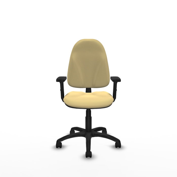 Chaise de bureau Algarra avec mécanisme de contact permanent de base, revêtue de similicuir couleur crème. Équipée d'un piètement en polyamide noir, d'accoudoirs 2D et de roulettes en nylon de 50 mm