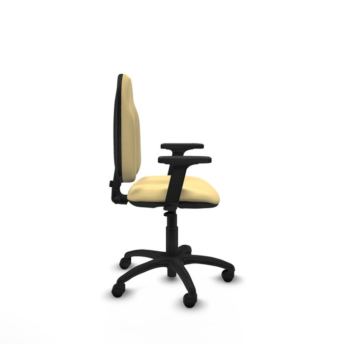 Chaise de bureau Algarra avec mécanisme de contact permanent de base, revêtue de similicuir couleur crème. Équipée d'un piètement en polyamide noir, d'accoudoirs 2D et de roulettes en nylon de 50 mm
