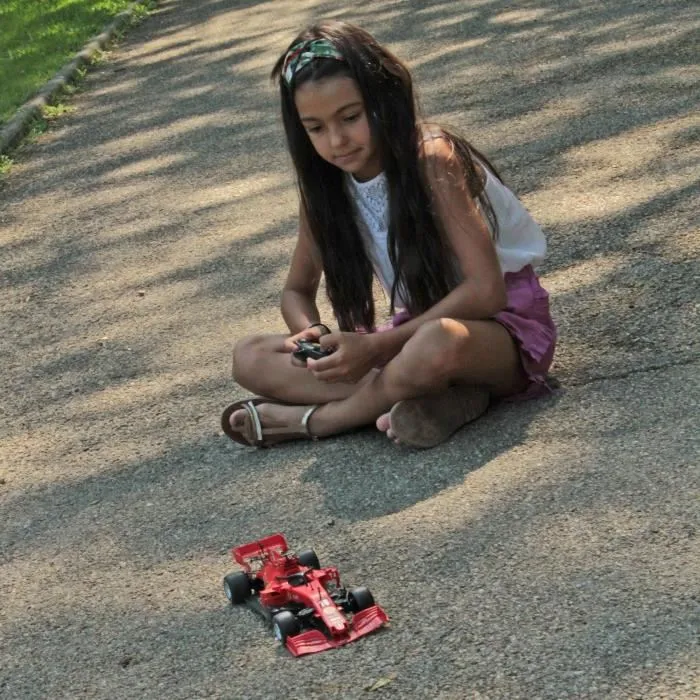 MGM Kit de Voiture Télécommandée Ferrari SF 1000 TURBO CHALLENGE - Modèle à Monter 65 Pièces - 1/16 Rouge - 8 km/h