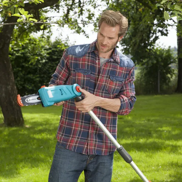 Gardena TCS 720/20 - Elagueuse sur perche électrique 720W, longueur de guide 20 cm, manche télescopique 4.4 m - Idéale pour l'élagage et la taille d'arbres en toute sécurité Gardena TCS 720/20 - Elagueuse sur perche électrique 720W, longueur de guide 20 cm, manche télescopique 4.4 m - Idéale pour l'élagage et la taille d'arbres en toute sécurité