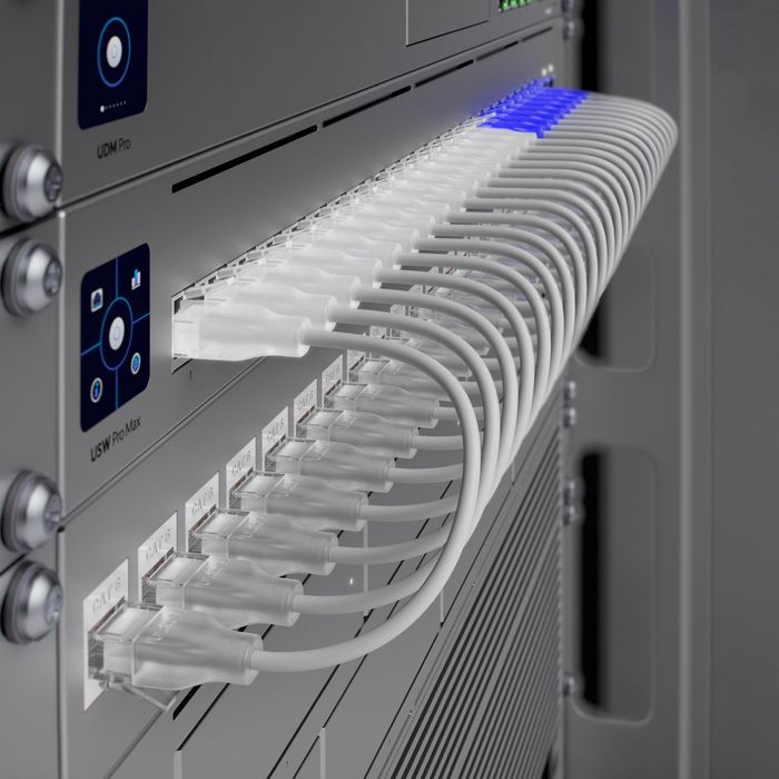 Ubiquiti Switch Ethernet Couche 3 24 Ports, 8 x 2.5 GbE RJ45 + 16 x 1 GbE RJ45 + 2 x 10G SFP+, Alimentation 50W, acier SGCC
