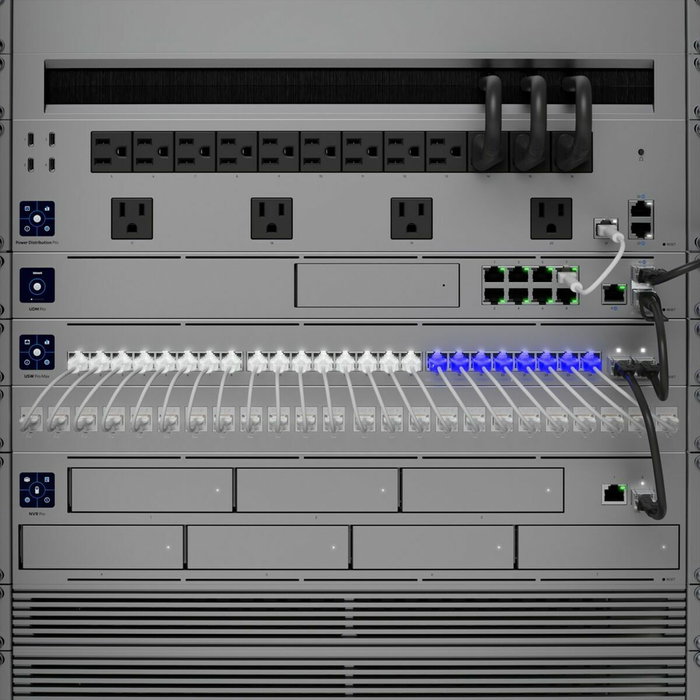 Ubiquiti Switch Ethernet Couche 3 24 Ports, 8 x 2.5 GbE RJ45 + 16 x 1 GbE RJ45 + 2 x 10G SFP+, Alimentation 50W, acier SGCC