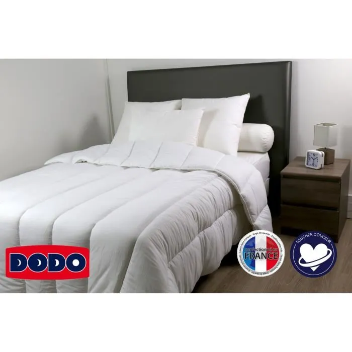 Dodo Couette tempérée L'IMMANQUABLE - 140 x 200 cm - 250G/m² - Garnissage fibre VOLUPT'AIR - Enveloppe toucher peau de pêche - Blanc - Fabriqué en France Dodo Couette tempérée L'IMMANQUABLE - 140 x 200 cm - 250G/m² - Garnissage fibre VOLUPT'AIR - Enveloppe toucher peau de pêche - Blanc - Fabriqué en France