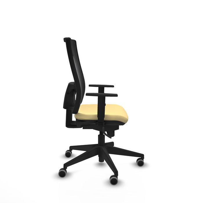 Chaise Horna Synchro 5 positions cuir écologique Beige Maille Noir Base pyramidale noire Accoudoir 1D Sans appui-tête Roulettes 65mm pour moquette