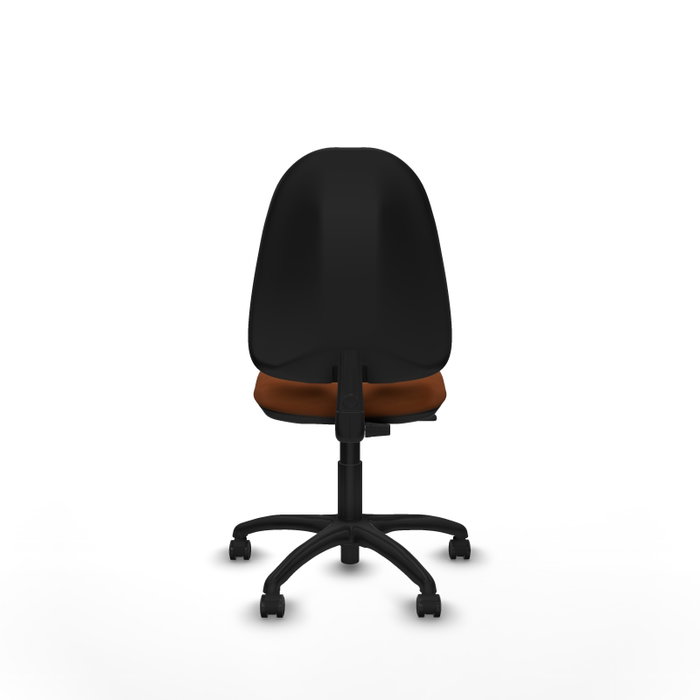Chaise de bureau Algarra avec mécanisme de contact permanent de base, revêtue de similicuir marron. Équipée d'un piètement en polyamide noir, sans accoudoirs et de roulettes pour parquet
