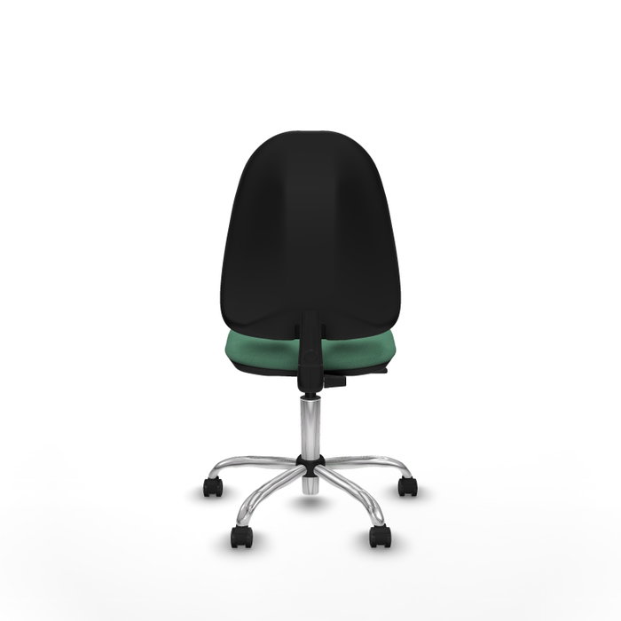 Chaise de bureau Algarra avec mécanisme de contact permanent de base, recouverte de tissu vert émeraude. Équipée d'une base chromée, sans accoudoirs et de roulettes pour parquet.