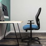 Chaise Alocén Synchro 3 positions tissu Orange Maille Noir Structure polyamide noire Accoudoir 1D Sans appui-tête Roulettes pour moquette