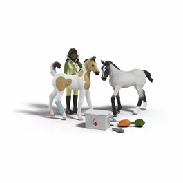 Schleich 42777 Figurine Sarah des Soins Vétérinaires avec Poulain Marwari et Poulain Paint Horse - Horse Club