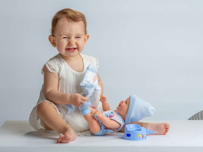 Berjuan Poupée Bébé Pipi avec costume bleu et accessoires, poupée 30 cm, jouet pour enfants dès 3 ans
