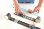 Hape - Mini Tren con vía - Mini Train avec Voie en Bois - Jouet d'éveil - À Partir de 2 Ans