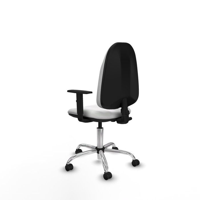 Chaise de bureau Algarra avec mécanisme de contact permanent de base, recouverte de tissu blanc. Équipée d'une base chromée, d'accoudoirs 1D et de roulettes autobloquantes