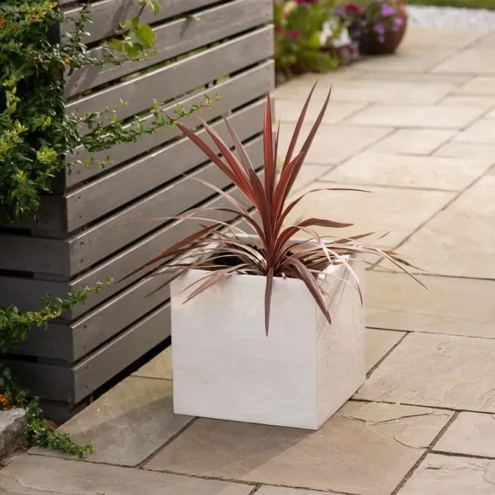 Strata - Pot de fleur carré Riven L, finition pierre, dimensions Ø 38.5 cm x 46.5 cm H, pour extérieur Strata - Pot de fleur carré Riven L, finition pierre, dimensions Ø 38.5 cm x 46.5 cm H, pour extérieur