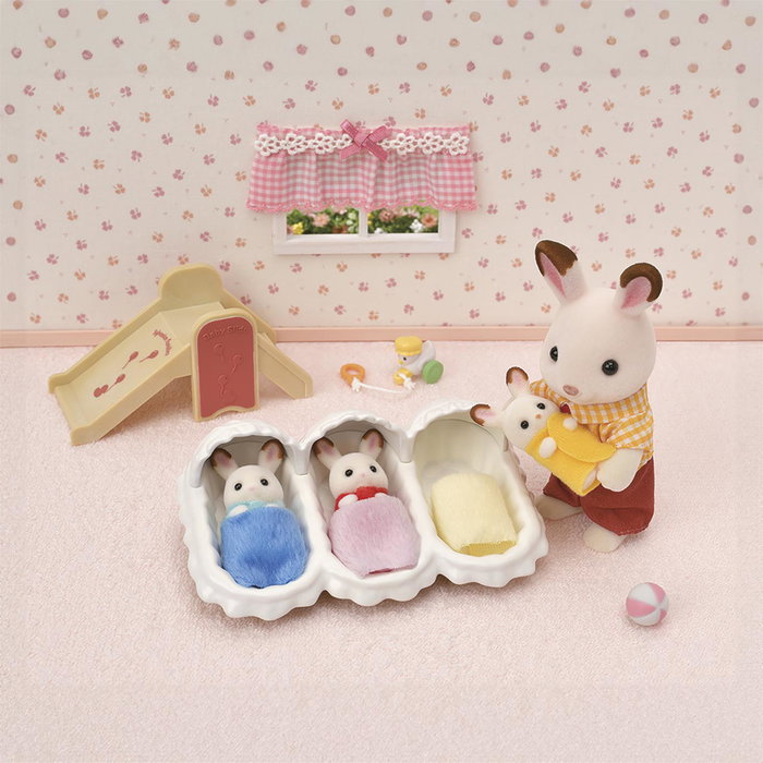 Sylvanian Families Les triplés Lapin Chocolat et accessoires de puériculture