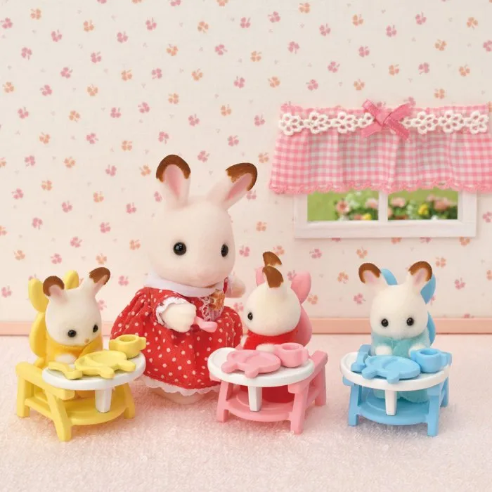 Sylvanian Families 5532 Les triplés Lapin Chocolat et accessoires puériculture - Set bébés avec chaise-haute, assiette et berceau