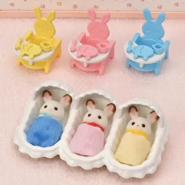 Sylvanian Families Les Triplés Lapin Chocolat et Accessoires Puériculture - Jouet d'éveil avec berceau, chaises hautes et sets repas pour enfants dès 3 ans