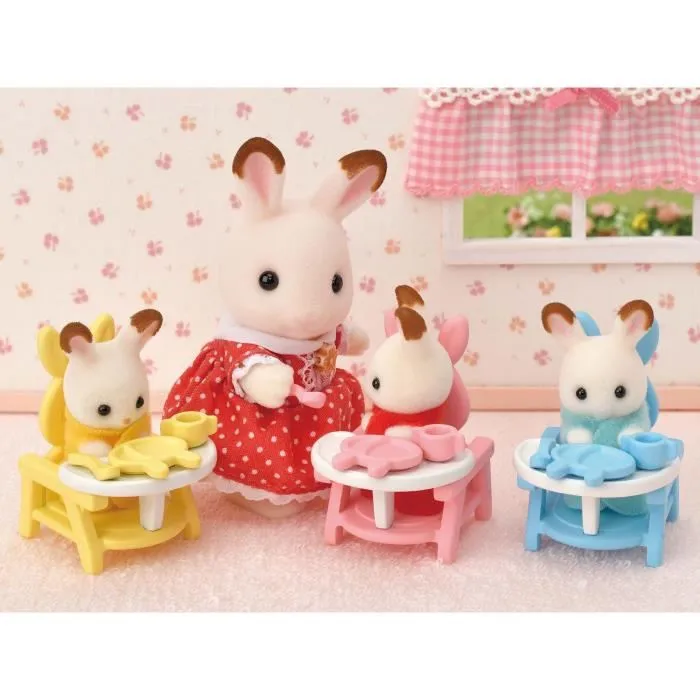 Sylvanian Families Les Triplés Lapin Chocolat et Accessoires Puériculture - Jouet d'éveil avec berceau, chaises hautes et sets repas pour enfants dès 3 ans