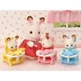 Sylvanian Families Les Triplés Lapin Chocolat et Accessoires Puériculture - Jouet d'éveil avec berceau, chaises hautes et sets repas pour enfants dès 3 ans
