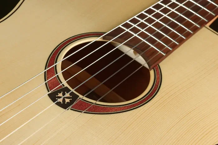 LAG Guitare Acoustique Nylon Auditorium Natural Table Abeto Massif Dos Caoba