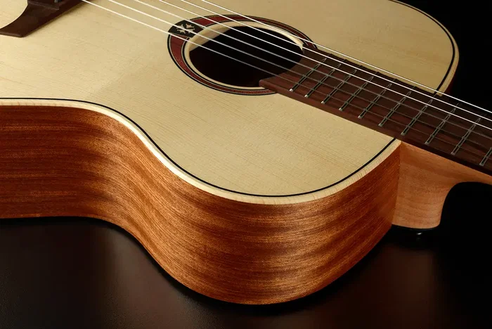 LAG Guitare Acoustique Nylon Auditorium Natural Table Abeto Massif Dos Caoba