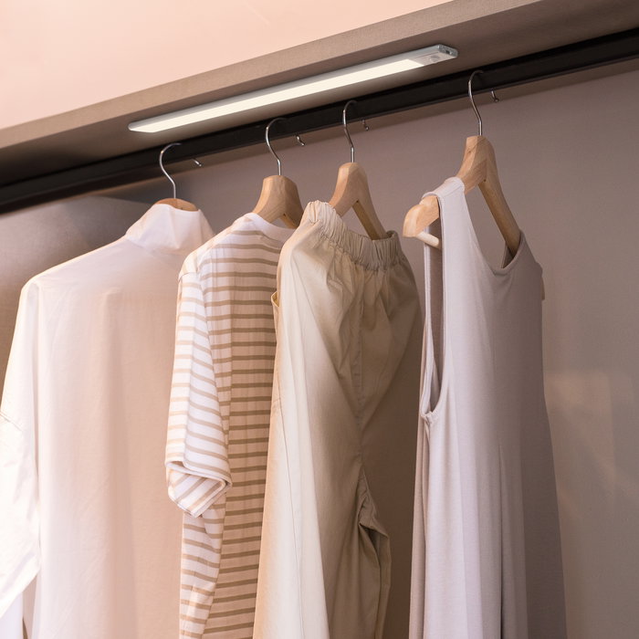 Emuca Luminaire LED Kaus rechargeable par usb avec détecteur de mouvement, L 600 mm, Anodisé mat, Plastique et Aluminium Emuca Luminaire LED Kaus rechargeable par usb avec détecteur de mouvement, L 600 mm, Anodisé mat, Plastique et Aluminium