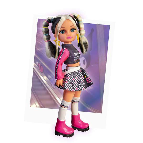 FAMOSA - Poupée NANCY Fashion Collection Kuromi avec look moderne, cheveux bicolores et sac - Naca8000 - +3 ans FAMOSA - Poupée NANCY Fashion Collection Kuromi avec look moderne, cheveux bicolores et sac - Naca8000 - +3 ans