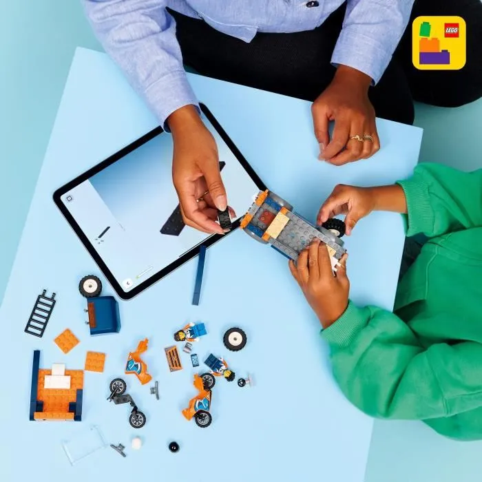 LEGO City 60491 - Transporteur de Motos de Course - Camion à Plateau avec 2 Motos et 2 Figurines - Jouet de Construction pour Enfants Dès 4 Ans