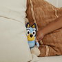 MOOSE Jeu Bluey Juego Del Escondite 91580 - Cache-cache électronique parlant avec Bluey - Jouet interactif en espagnol pour enfants dès 3 ans