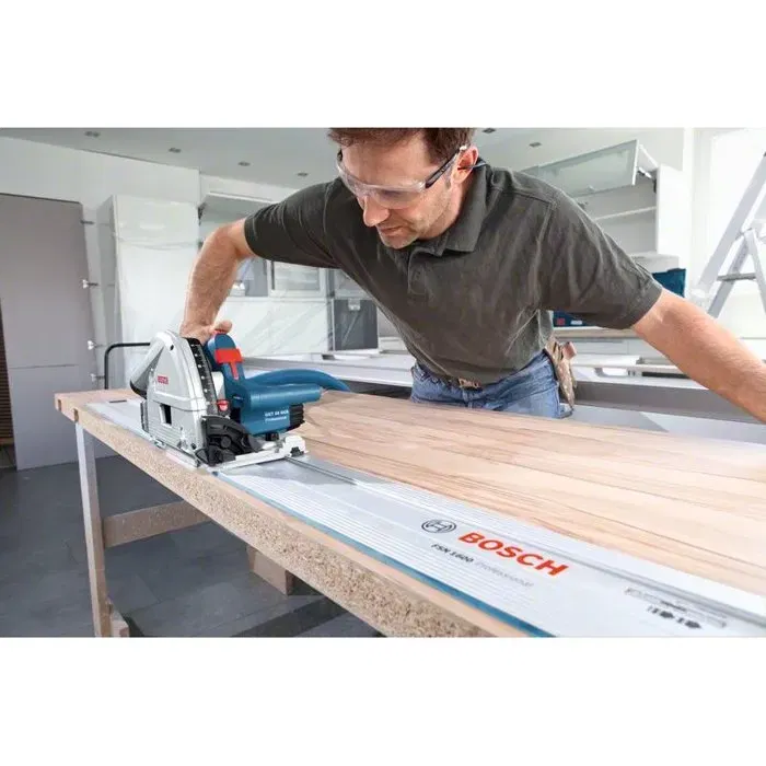 Bosch Professional Scie plongeante 1400W GKT 55 avec aspiration, pour coupes nettes et précises sur rails de guidage