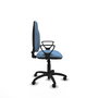 Chaise de bureau Algarra avec mécanisme de contact permanent de base, rembourrée de tissu bleu ciel. Équipée d'une base en polyamide noir, d'accoudoirs fixes et de roulettes autobloquantes.