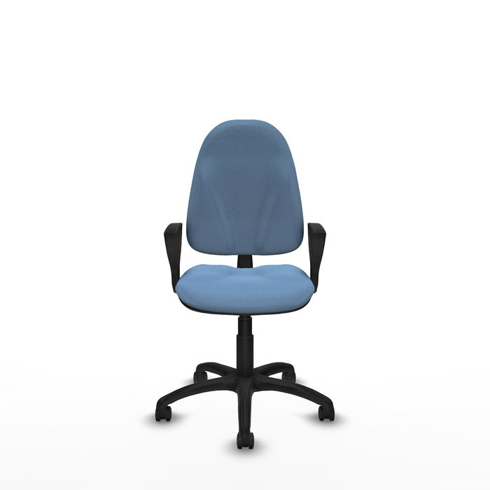 Chaise de bureau Algarra avec mécanisme de contact permanent de base, rembourrée de tissu bleu ciel. Équipée d'une base en polyamide noir, d'accoudoirs fixes et de roulettes autobloquantes.