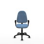 Chaise de bureau Algarra avec mécanisme de contact permanent de base, rembourrée de tissu bleu ciel. Équipée d'une base en polyamide noir, d'accoudoirs fixes et de roulettes autobloquantes.