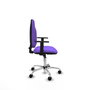Chaise de bureau Algarra avec mécanisme de contact permanent de base, recouverte de tissu couleur lilas. Équipée d'une base chromée, d'accoudoirs 1D et de roulettes en nylon de 50 mm