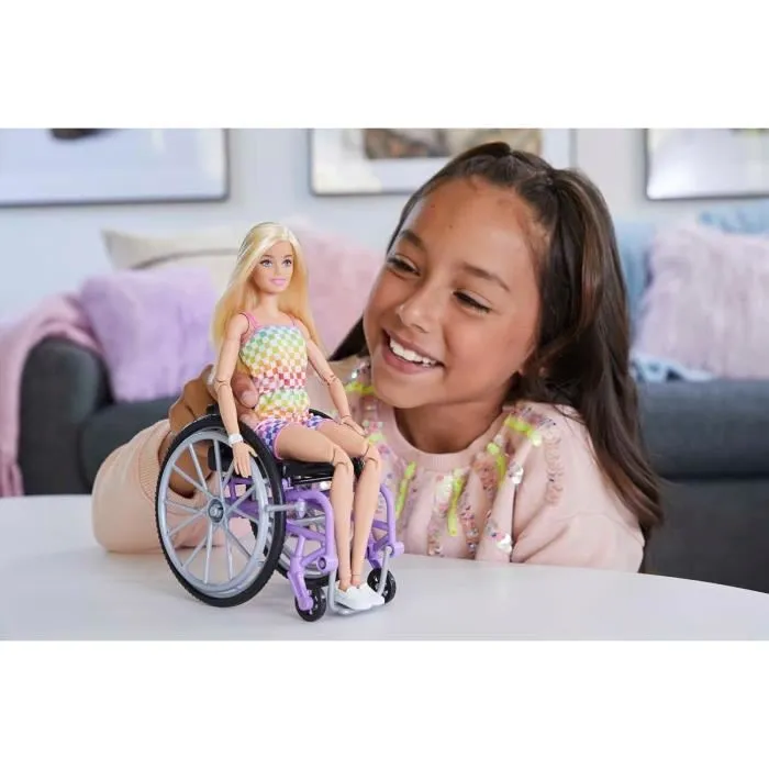 Barbie Poupée Fashionistas HJT13 avec fauteuil roulant - Célébration de la diversité et de la mode Barbie Poupée Fashionistas HJT13 avec fauteuil roulant - Célébration de la diversité et de la mode