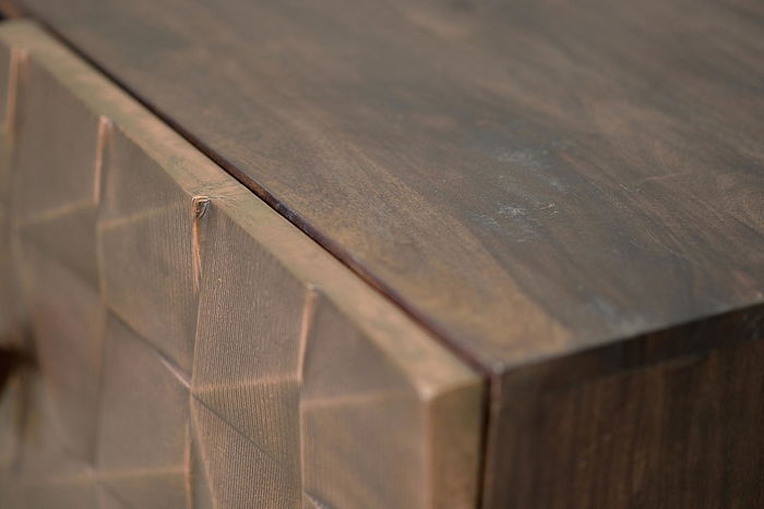 GINER Y COLOMER - Meuble TV 2 portes en bois de manguier massif avec détails en bronze, marron foncé - 140 x 55 x 40 cm