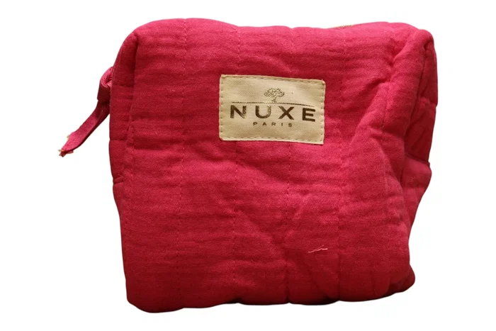 Nuxe Pochette en textile matelassée Rose Nuxe Pochette en textile matelassée Rose