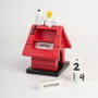 ERIK - Calendrier perpétuel 3D en résine peint à main - Maison pour chien Snoopy - 15x16x11 cm - Idée cadeau et décoration