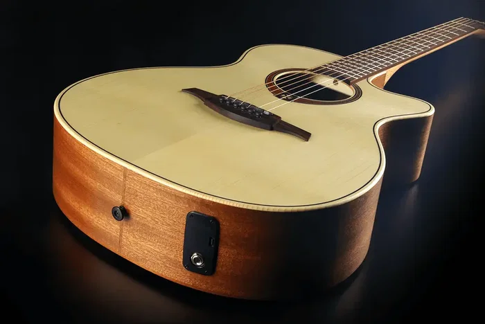 LAG Tramontane T70 A/E Guitare Folk Électroacoustique Auditorium Cutaway Table Épicéa Massif, Satinée Naturelle