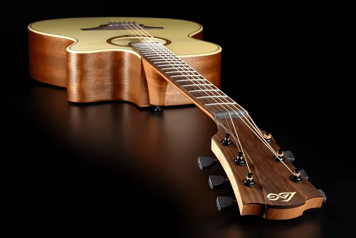 LAG Tramontane T70 A/E Guitare Folk Électroacoustique Auditorium Cutaway Table Épicéa Massif, Satinée Naturelle