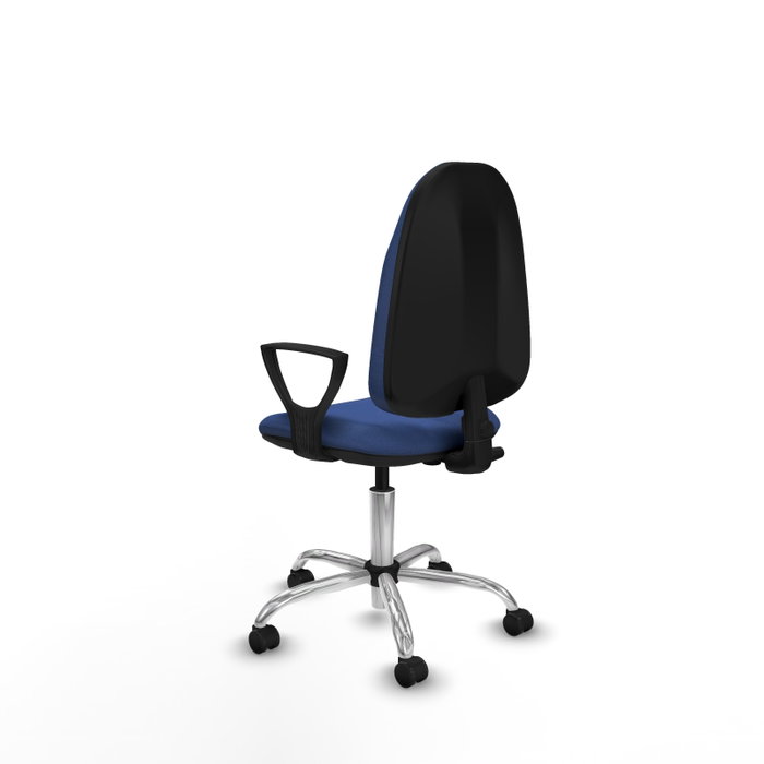 Chaise de bureau Algarra avec mécanisme de contact permanent de base, recouverte de tissu bleu marine. Équipée d'une base chromée, d'accoudoirs fixes et de roulettes autobloquantes