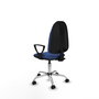 Chaise de bureau Algarra avec mécanisme de contact permanent de base, recouverte de tissu bleu marine. Équipée d'une base chromée, d'accoudoirs fixes et de roulettes autobloquantes