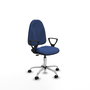 Chaise de bureau Algarra avec mécanisme de contact permanent de base, recouverte de tissu bleu marine. Équipée d'une base chromée, d'accoudoirs fixes et de roulettes autobloquantes