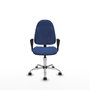 Chaise de bureau Algarra avec mécanisme de contact permanent de base, recouverte de tissu bleu marine. Équipée d'une base chromée, d'accoudoirs fixes et de roulettes autobloquantes