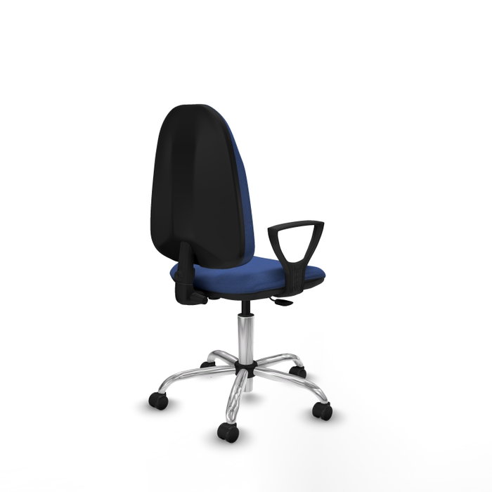 Chaise de bureau Algarra avec mécanisme de contact permanent de base, recouverte de tissu bleu marine. Équipée d'une base chromée, d'accoudoirs fixes et de roulettes autobloquantes