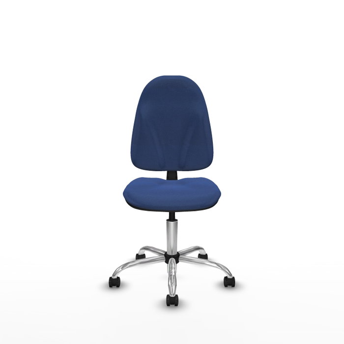 Chaise de bureau Algarra avec mécanisme de contact permanent de base, rembourrée de tissu bleu marine. Équipée d'une base chromée, sans accoudoirs et de roulettes pour parquet