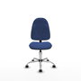 Chaise de bureau Algarra avec mécanisme de contact permanent de base, rembourrée de tissu bleu marine. Équipée d'une base chromée, sans accoudoirs et de roulettes pour parquet