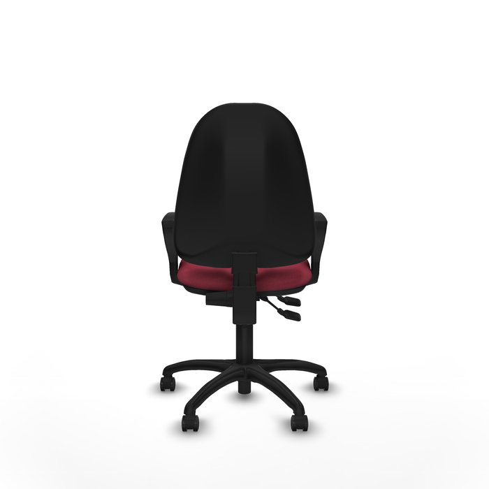 Chaise de bureau Algarra avec mécanisme de contact permanent à double poignée, recouverte de tissu couleur grenat. Équipée d'une base en polyamide noir, d'accoudoirs fixes et de roulettes autobloquantes